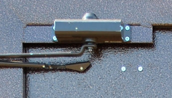 Доводчик на однопольные технические двери с доводчиком с порошковым напылением
