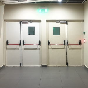Эвакуационные двери в кинотеатре