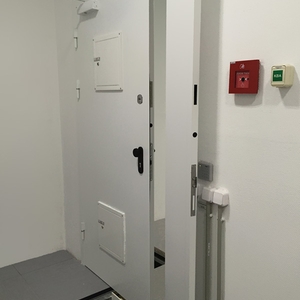 Однопольная стальная дверь с узлами стыковки
