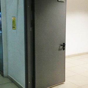 Распашная дверь к лифту