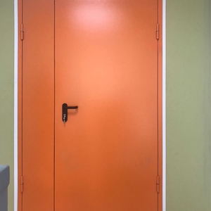 Оранжевая глухая дверь
