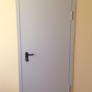 Серая однопольная дверь