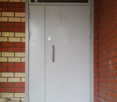 Установленная дверь