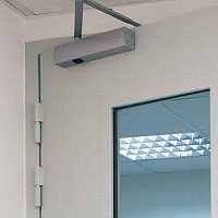 Фото двери с вентиляцией и остеклением