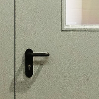 Фото ручки на двустворчатой двери со стеклом