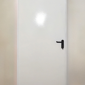 Белая дверь с доводчиком