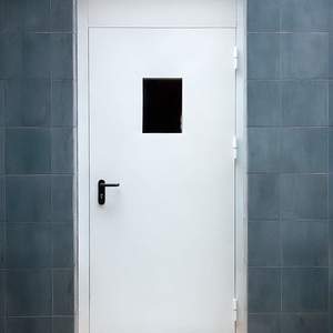 Белая дверь с фрамугой и окном