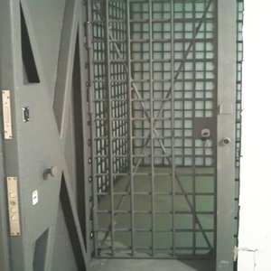 Бронированная дверь для оружейного склада