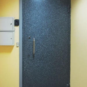 Фото двери установленной в стрелковом клубе