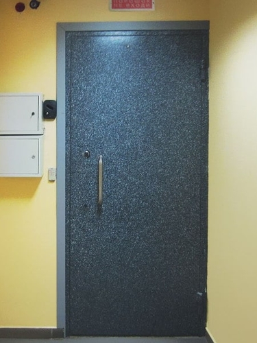 Фото двери установленной в стрелковом клубе