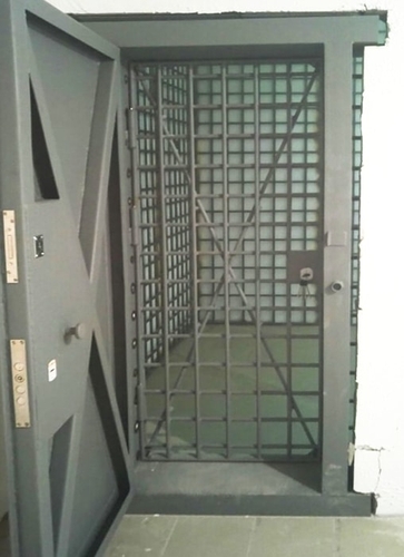 Бронированная дверь для оружейного склада
