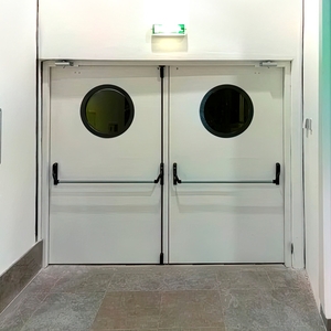 Дверь Антипаника с круглыми стеклами