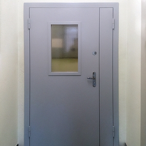 Дверь с армированным окном