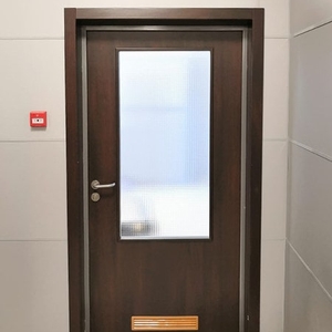 Дверь с армированным стеклом и вентиляцией