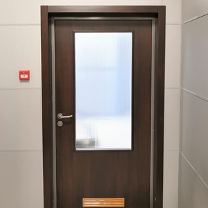 Дверь с армированным стеклом и вентиляцией