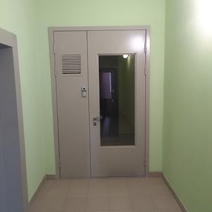 Дверь с большим стеклом и вентиляцией