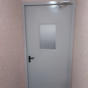 Дверь с доводчиком и окном