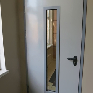 Дверь с узким стеклопакетом