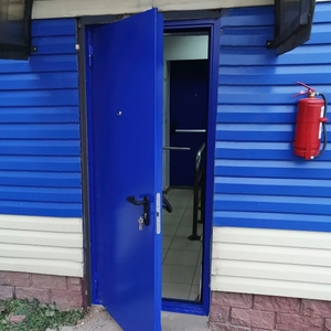 Дверь синего цвета