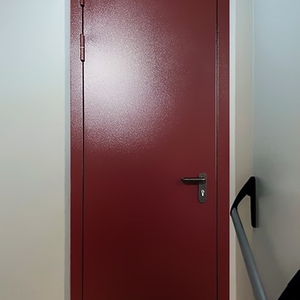 Дверь в коридоре