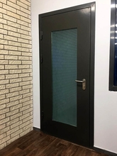 Дверь в офисе