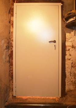 Дверь в подвале