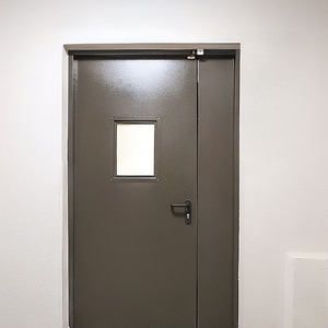 Дверь в жилом доме