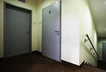 Двери с туалет и подсобку