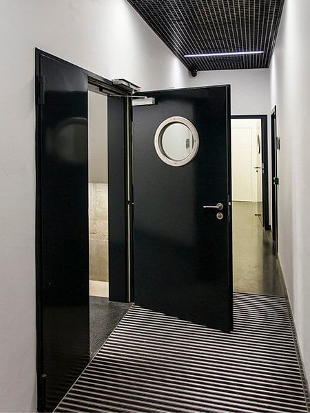 Двупольная черная дверь с круглым стеклом