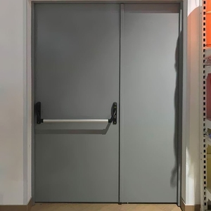 Двупольная дверь на складе