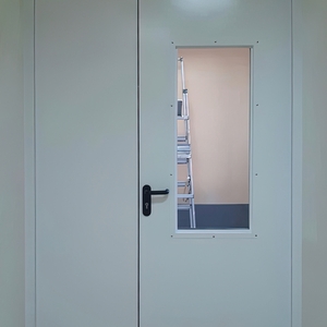 Двупольная дверь с остеклением