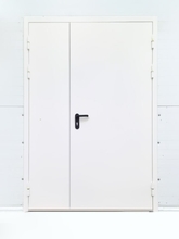 Белая дверь с двумя створками