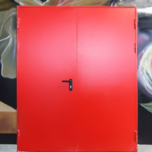 Двупольная дверь красного цвета