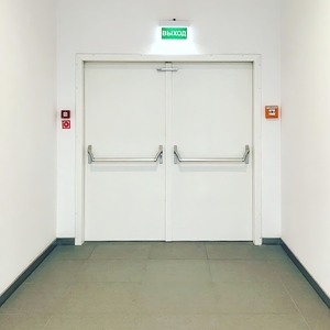 Двустворчатая дверь на запасном выходе
