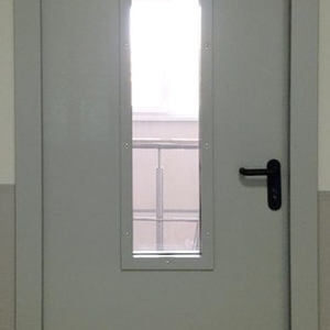 Серая дверь
