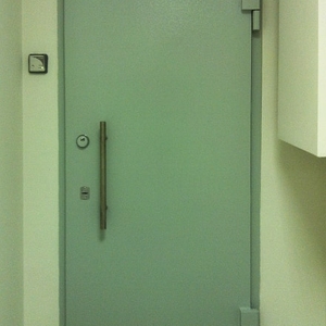Фото бронированной двери с доводчиком
