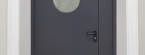 Фото полуторной двери с круглым стеклом