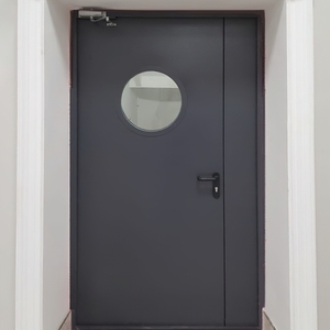 Фото полуторной двери с круглым стеклом