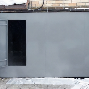 Гаражные ворота серого цвета