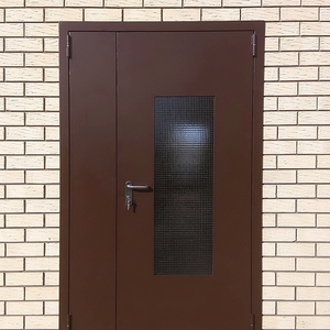 Коричневая дверь с армированным стеклом