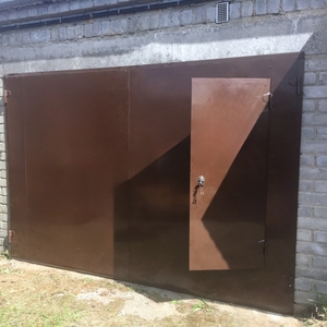 Коричневые стальные ворота