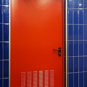 Красная дверь с вентиляцией