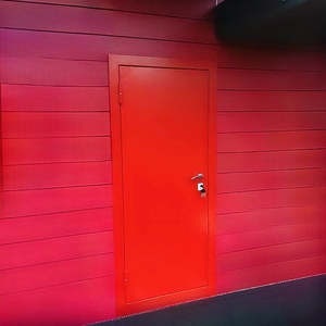 Красная техническая дверь