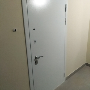 Металлическая дверь белого цвета