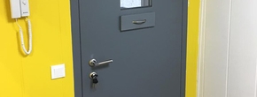 Металлические двери с откидным окошком и лотком для кассы