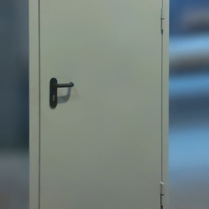 Дверь с серым порошковым покрытием
