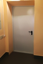 Однопольная дверь в коридоре