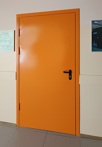 Дверь оранжевого цвета