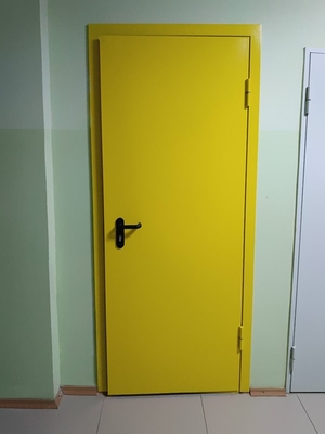 Однопольная дверь с желтой покраской