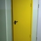 Однопольная дверь с желтой покраской